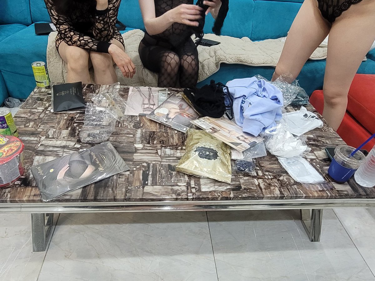 서울 천호동 코스튬 파디중.남3 여3 있습니다
부커 1팀 또는 초대녀 초대합니다.
연령대 30~40대 입니다.
사교적이고 성격 좋은 사람들입니다.
편하게 놀러오세요.
#천호동 #부커 #초대녀 #천호부커 #천호부부 #부커만남 #코스튬