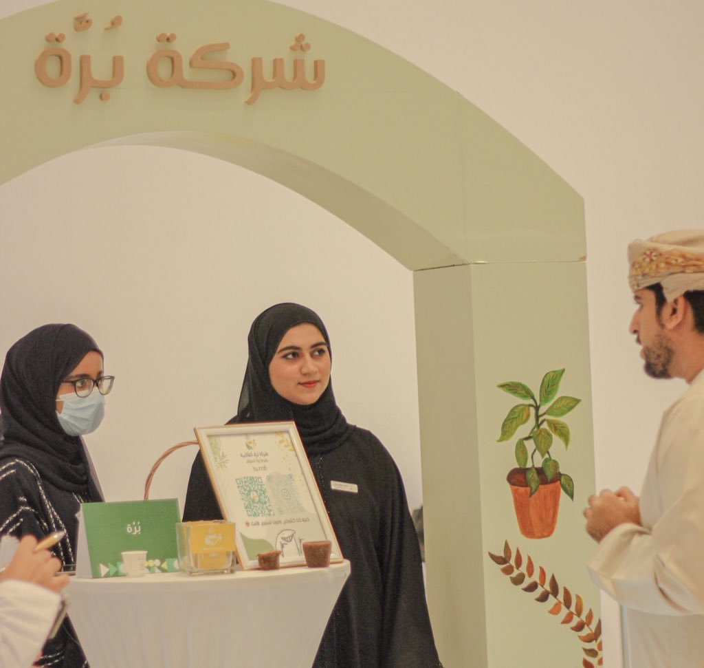eid_utas's tweet photo. خلال مشاركة شركة بُرة الطلابية @bu_rrah و شركة savnse  الطلابية@savnse 
في معرض الشركات الطلابية من #إنجاز_عمان  @injazoman https://t.co/mYsMNwFc6j
