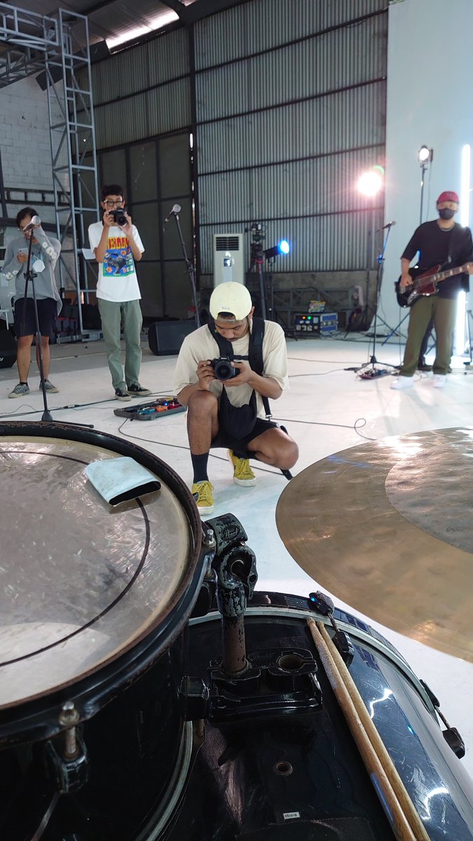 Akhirnya pentas ditemani oleh jepretan handal @AhyasBudi 📸