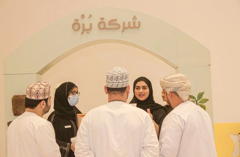 UTAS_AlMussanah's tweet photo. جانب من مشاركة شركة بُرة الطلابية @bu_rrah و شركة savnse  الطلابية @savnse 
في معرض الشركات الطلابية من #إنجاز_عمان @Injaz_Oman https://t.co/RBY5DpzCOo