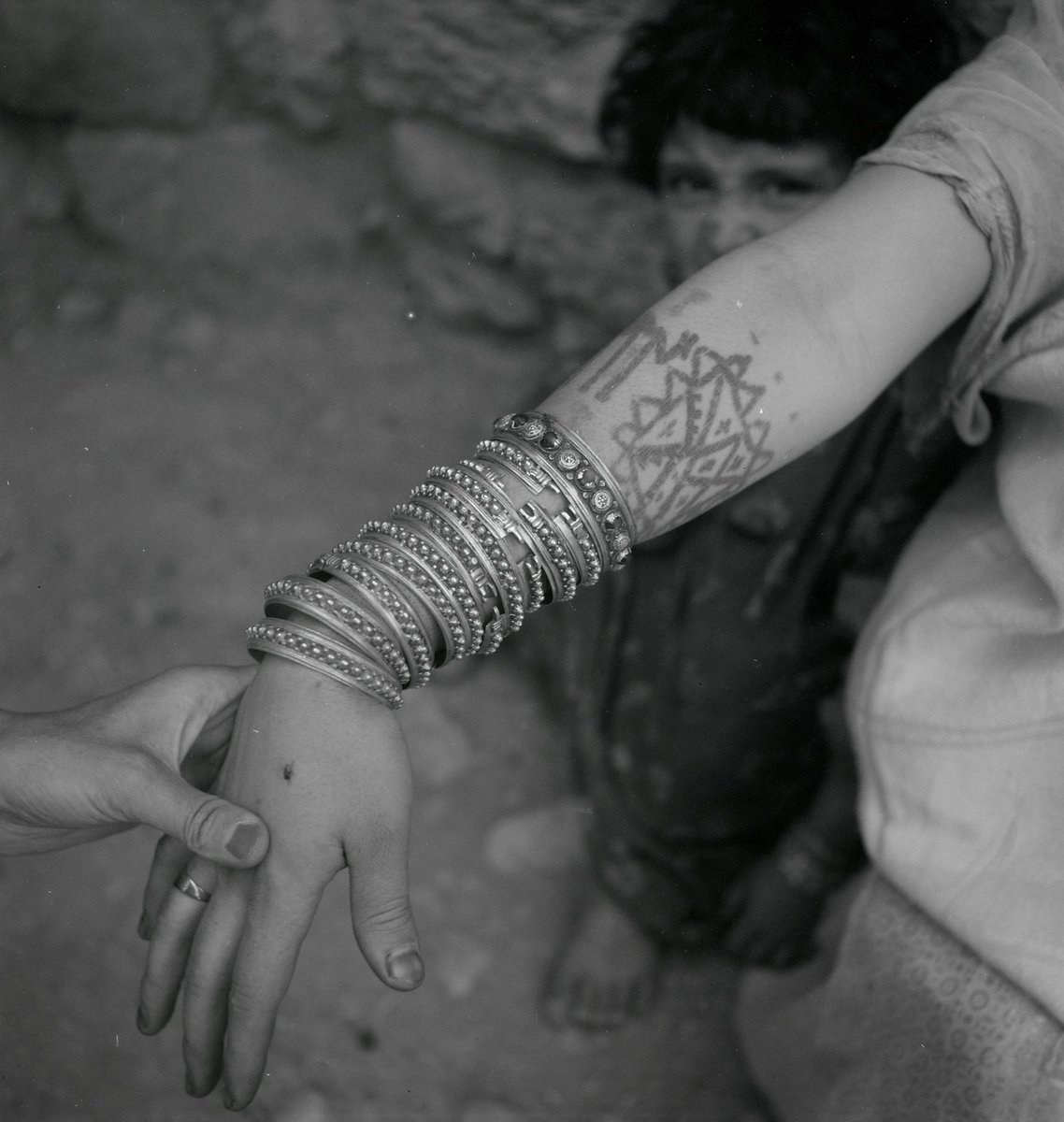 s_rvn_'s tweet photo. Femmes montrants leurs bracelets et tatouages 
•
Aurès, 1950 https://t.co/V8eQ4RdUxH