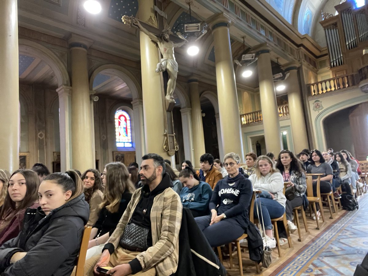b_perroy's tweet photo. Célébration de Pâques pour les élèves du lycée St Michel dans l’église de Blanquefort en présence du Père Fauries. Bol de riz en faveur de l’association « graine de solidarité » à Bordeaux. https://t.co/ZxRKtdfW8L