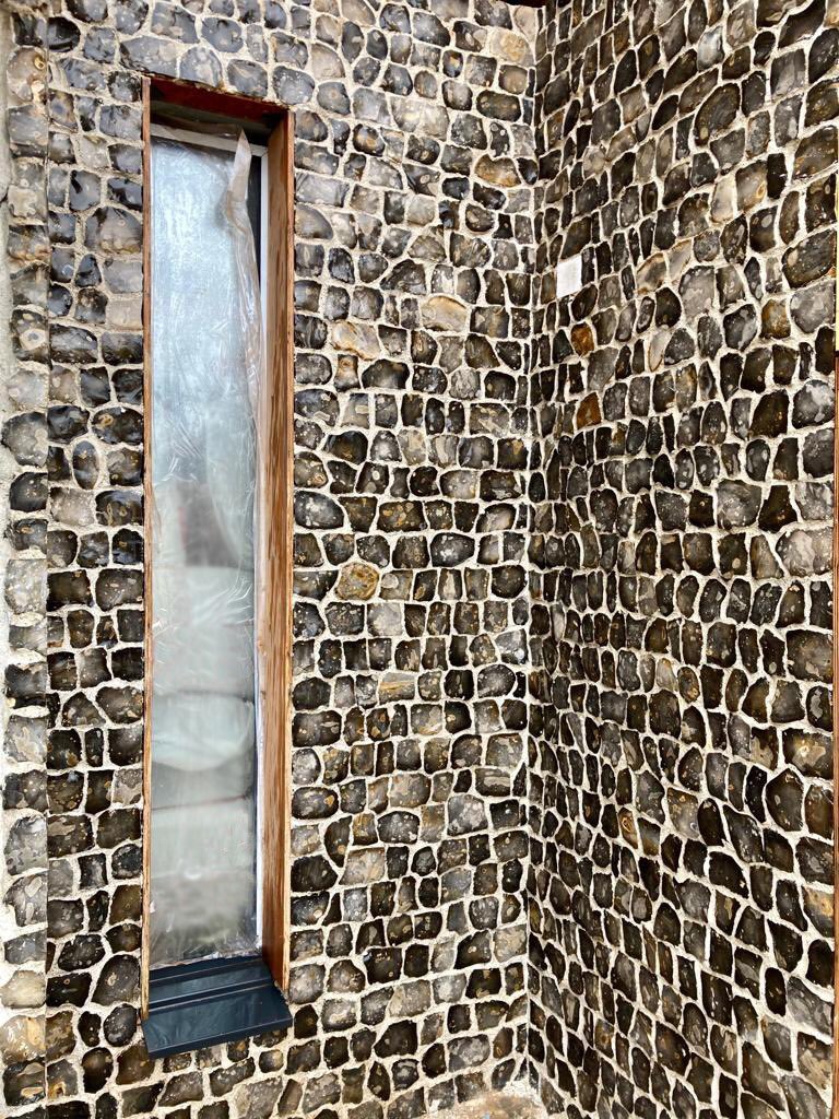 dunne_ltd's tweet photo. Internal coursed flint corner, a challenge but really pleased. #FlintCorners #HeritageSkills #FlintSquares #KnappedCorners #Hertfordshire #HeritageCraft #ArchitecturalDetails #LimeAndFlint #FlintKnapper #ContemporaryFlint @BrooksMurrayLtd @ospreylondon https://t.co/5gRSLbttY5
