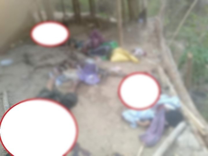 b3rry_y's tweet photo. Tw // death
9 refugees from Pauk, Magway were killed on April 12 after being hit by artillery shells fired by military terrorists. In addition, terrorists confiscated clothes &amp; belongings and set fire 5 motorcycles, gasoline &amp; about 400 baskets of rice of locals.
#2022Apr16Coup https://t.co/KJpglxWw9u