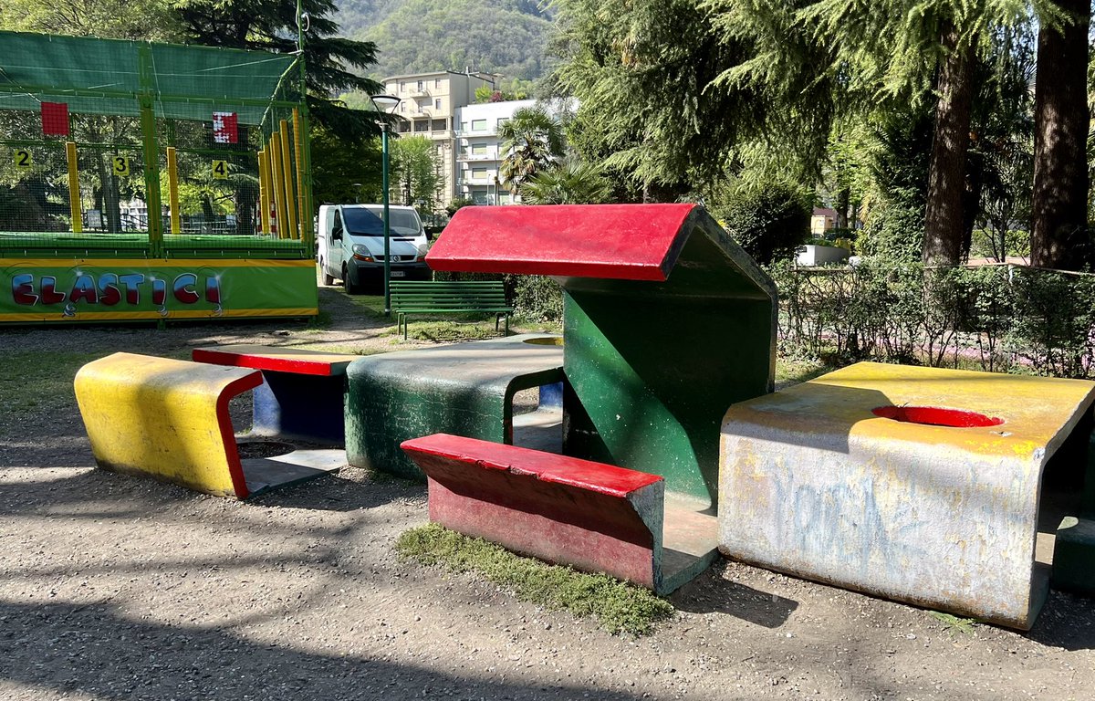 Skemmtilegt að segja frá því að á Ítalíu er hugsað fyrir öllu. Hér eru meira að segja sérstakir leikvellir fyrir börn Brútalisma arkitekta.