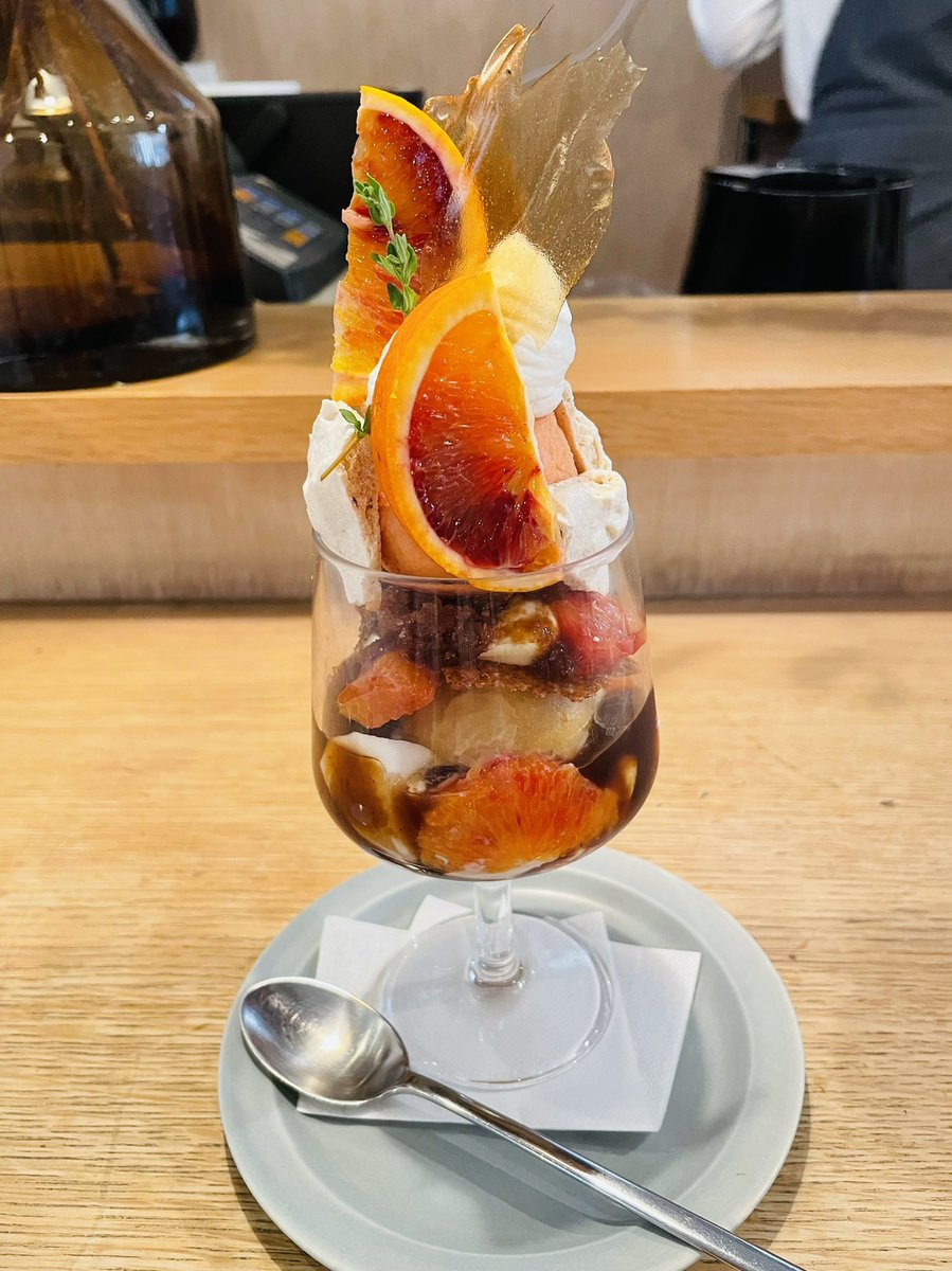 ICCHAAN1370's tweet photo. 季節のパフェ🍊
タロッコオレンジ×塩キャラメル×プーアール
ジューシーでほろ苦い、絶妙な組み合わせで美味しかった〜🍸✨
帰りは大好きなパン屋さんへ🥖
#ビヤンネートル
#MainMano https://t.co/PIZXPf7JXB