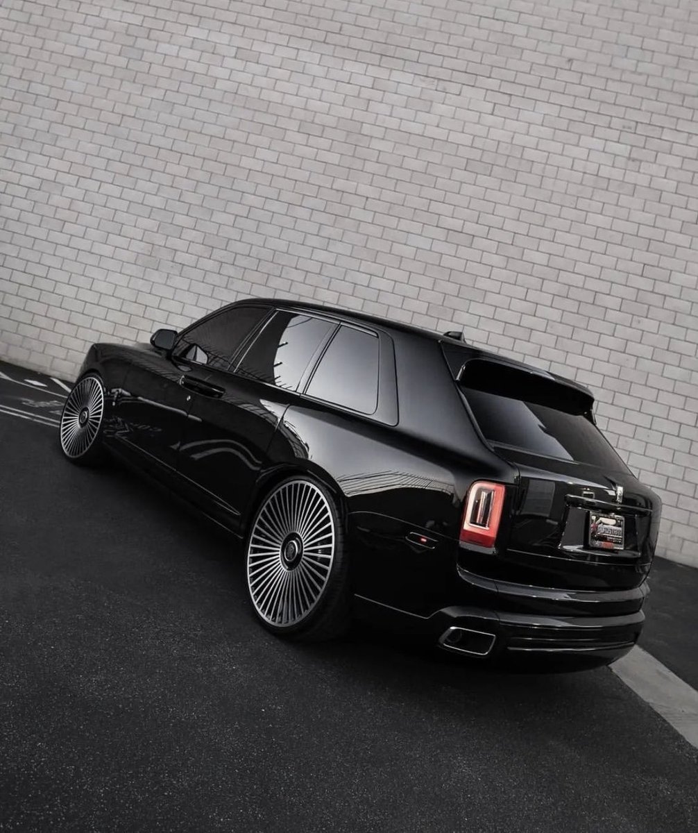 revz_reviewz's tweet photo. Rolls Royce snapped here 🙆🏾‍♂️🔥 https://t.co/sxakkjm2nd