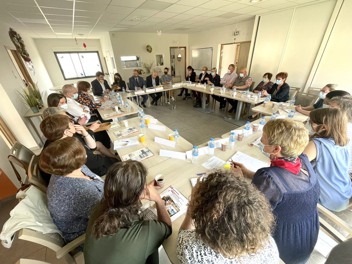 CaronDecroix's tweet photo. Visite dans cet entre-2-tours aux Aînés d’Acheux et à Mailly-Maillet pour parler autonomie, dépendance, attractivité des métiers de l’accompagnement et lutte contre les déserts médicaux avec @SHaussoulier, président du CD80 et @fbraun55, relai #Santé d’@EmmanuelMacron #avecvous https://t.co/bVbOlNS3e8