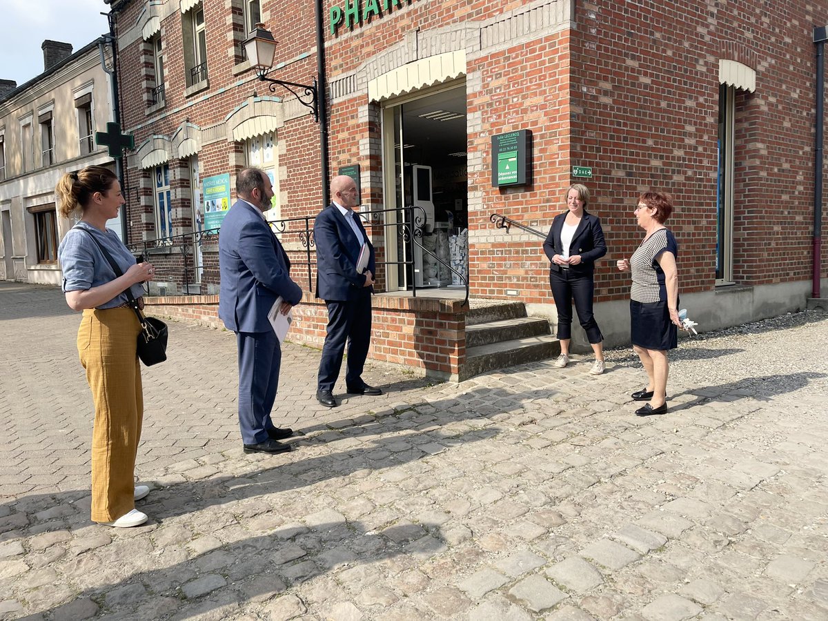 CaronDecroix's tweet photo. Visite dans cet entre-2-tours aux Aînés d’Acheux et à Mailly-Maillet pour parler autonomie, dépendance, attractivité des métiers de l’accompagnement et lutte contre les déserts médicaux avec @SHaussoulier, président du CD80 et @fbraun55, relai #Santé d’@EmmanuelMacron #avecvous https://t.co/bVbOlNS3e8