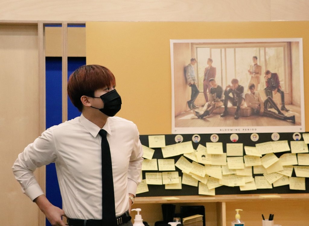 cafe_de_bonheur's tweet photo. 재효님이 방문해 주셨어요🐝
들어오시자마자 친근하게 팬들부터 찾으시고 계속 농담 주고받는 모습이 너무 재밌었어요 🥰 아침부터 기다려주신 팬분들도 계셨는데 같이 오신 어떤 팬분 아버님은 '오늘이 네 생일이다!' 하고 외치신것도 기억이 나요 ㅎㅎ 좋은 추억 만들어 주신 재효님 감사합니다 💛🖤 https://t.co/yntskQxt6C