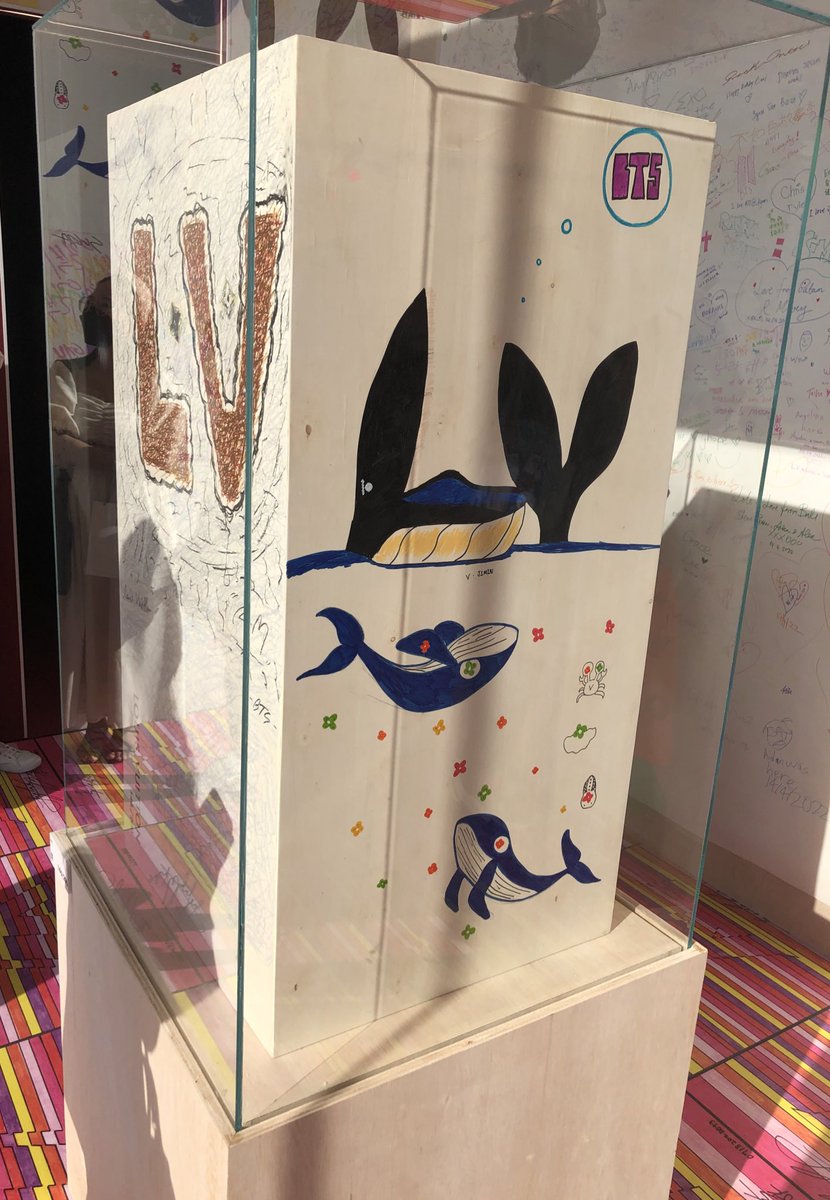 juminchim's tweet photo. バンタンのLV トランクを見に、LV展示会イベントに行ってきた🧳💜
本人達が触れて描いた物だと思うと、不思議な感じがする🥰
本物見れて嬉しい〜✨✨
200 TRUNKS, 200 VISIONARIES: THE EXHIBITION” in Singapore
Marina Bay Sands Event Plaza
#BTS #LV #200TRUNKS https://t.co/Yv2HcE8GJJ