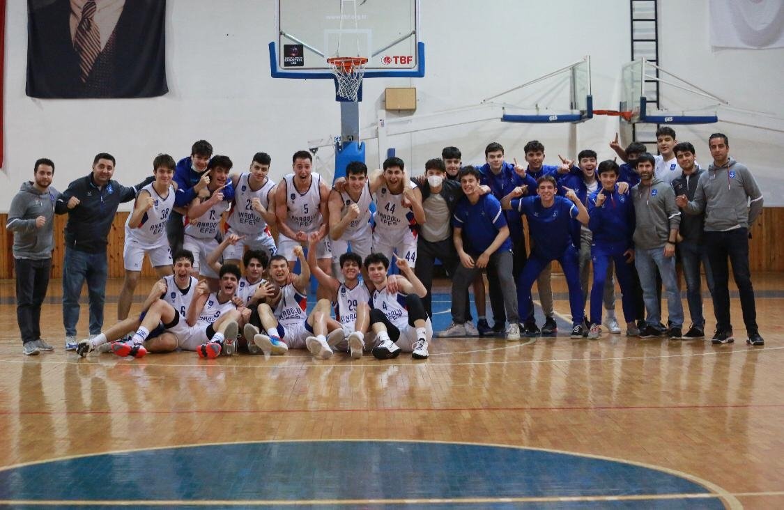 U16 takımımız, kendilerinden 2 yaş büyüklerle mücadele ettiği U18 Ligi'nin final karşılaşmasında, rakibi ITOU18'i 86 - 65 mağlup ederek İstanbul Şampiyonu oldu. 

Tebrikler çocuklar! 👏

#BenimYerimBurası