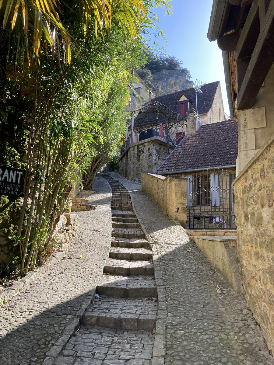 CampingCarFR's tweet photo. La Roque Gageac et ses maisons troglodytes, un très beau village hors du temps, à flanc de falaise. #campingcar #vanlife #perigord https://t.co/DSmiurdQGA