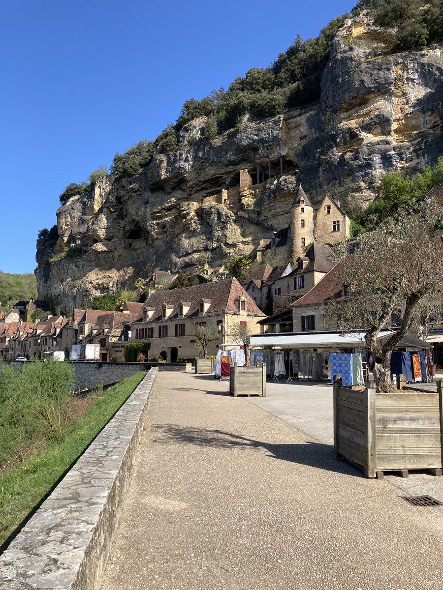 CampingCarFR's tweet photo. La Roque Gageac et ses maisons troglodytes, un très beau village hors du temps, à flanc de falaise. #campingcar #vanlife #perigord https://t.co/DSmiurdQGA