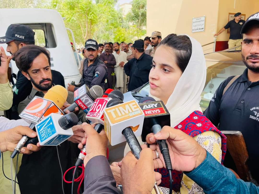 UmeRubabchandio's tweet photo. سندھ اور پاکستان کے شعور سے یہ گذارش کروں گی کہ میں یہ جو جنگ سرداروں اور جاگیرداروں کے خلاف لڑ رہی ہوں اس میں آپ میرا ساتھ دیں اور مجھے اپنی دعائوں میں یاد رکھیں تاکہ جلد انصاف ملے 

#UmeRubab #JusticeforNazimJokhio
#JusticeForUmeRubab https://t.co/Ied8exBQM4