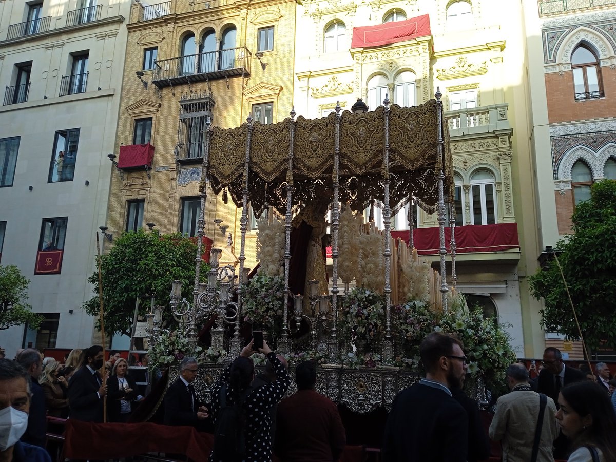 #16Abr 
EL BARRIO HA VENIDO A RECOGER A SUS TITULARES
Impecable traslado esta mañana de #SabadoDeGloria  de <a href="/hdad_sanpablo/">Hermandad San Pablo</a>  a su templo después de refugiarse el Lunes Santo en la <a href="/SICSevilla/">Catedral de Sevilla</a>  por la lluvia.
Una hermandad muy muy joven.
<a href="/7PalabrasJerez7/">AP Sietepalabrasjerez</a> <a href="/MusicosY/">Musicos y Cofrades</a> <a href="/PilatusEgoSum/">Poncio Pilato</a>