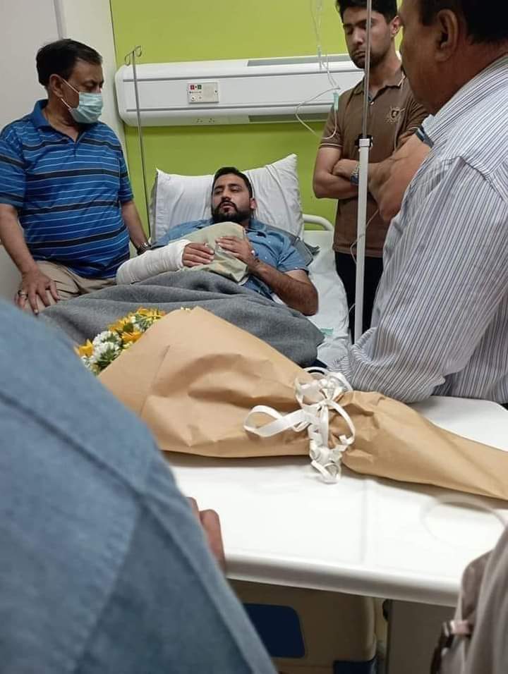 ن لیگی رہنما کے عملے نے فوجی جوان کو مار مار کر بازو توڑا

سوشل میڈیا پر شور مچ گیا
لہٰذا ن لیگ کو اپنے رہنما کی گرفتاری کا ڈرامہ کرنا پڑا
اور تھانے میں فوٹوشوٹ کے بعد "ثبوت نہ ملنے" کی وجہ سے وہ رہا ہو گئے 😳🙊

یہاں تو دن کے 12 بجے بھی انصاف نہ مل سکا
#امپورٹڈ_حکومت_نامنظور