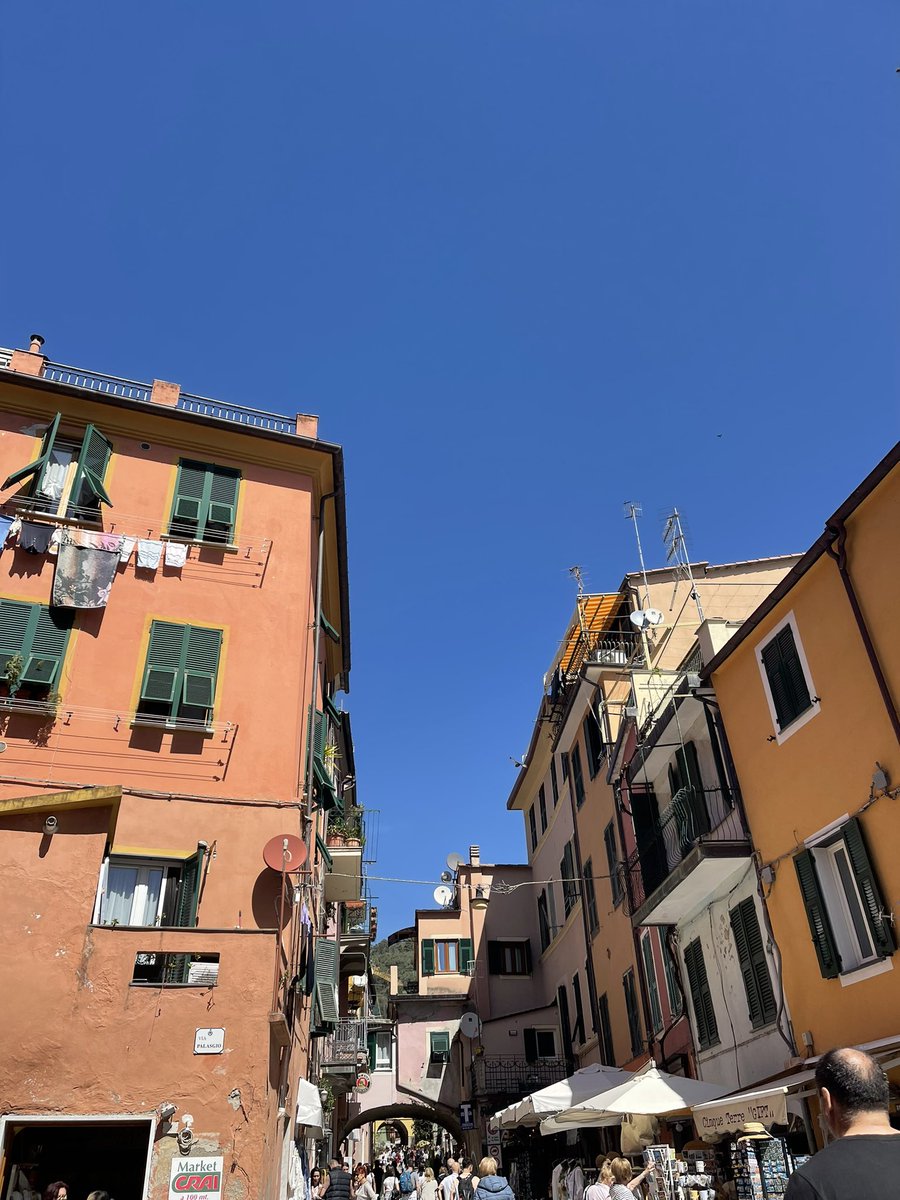 delphinedanger's tweet photo. It is incredibly easy to find so much about Italy romantic, but the hang dry laundry out windows &amp; balconies, makes my heart flutter each and every time. https://t.co/6iJk2AEGrq