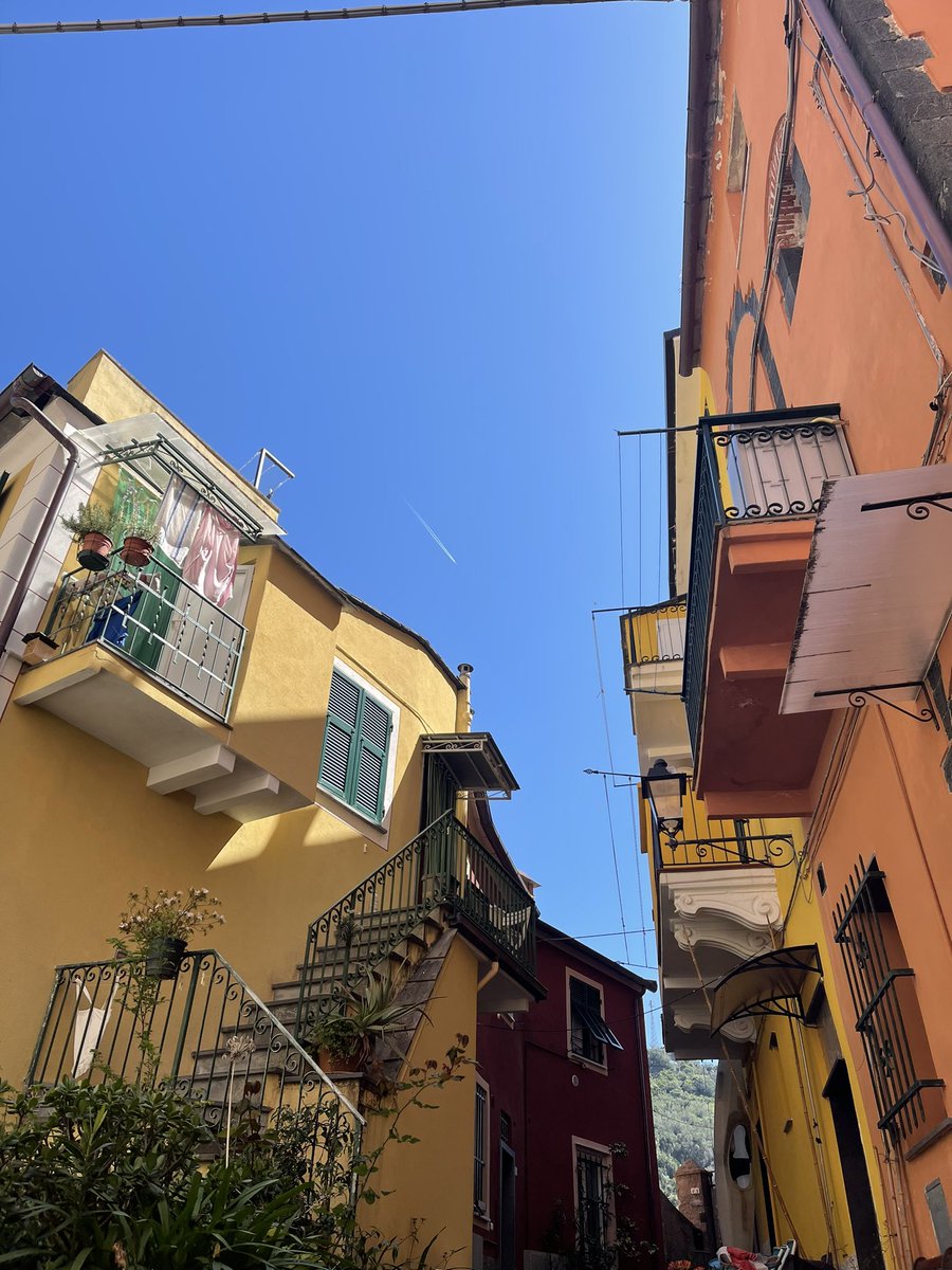 delphinedanger's tweet photo. It is incredibly easy to find so much about Italy romantic, but the hang dry laundry out windows &amp; balconies, makes my heart flutter each and every time. https://t.co/6iJk2AEGrq