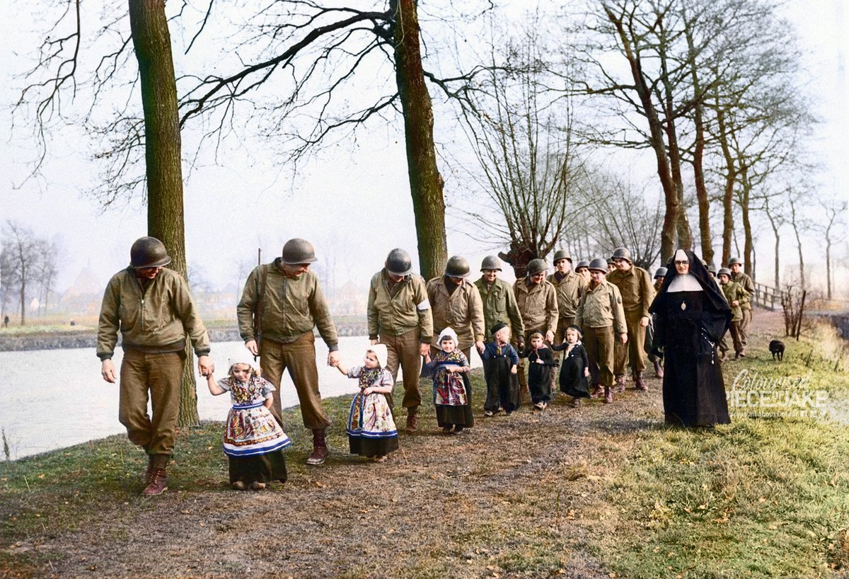 HistoryHourly's tweet image. #History - U.S. GI’s take a morning walk accompanied by Dutch children in traditional Volendam dress -Hoensbroek Castle, Netherlands - 1944 - (colorized) [2048x1396] - #2048x1396 #accompanied #castle #children #colorized #dress #Dutch #GIs #Hoensbroek #mo...