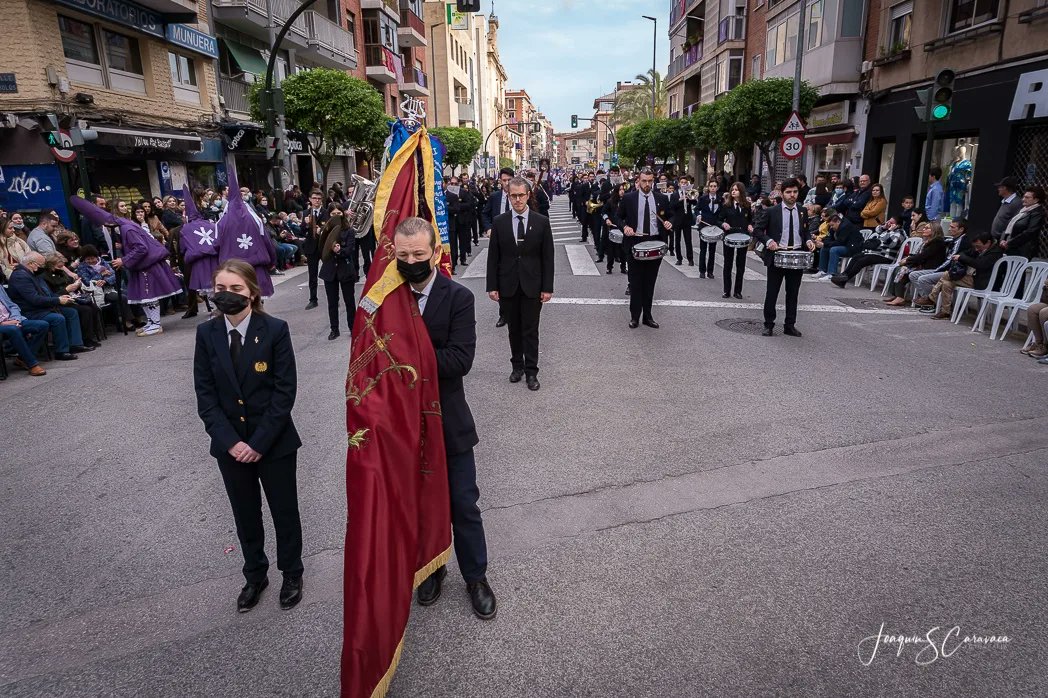 ambeniajan's tweet photo. VIERNES SANTO

Un año más, y después de tres años sin poder hacerlo, ayer nuestra banda acompañaba a la hermandad de la Santa Cena de @NPJesusMurcia

Como siempre, es un placer poder disfrutar de esta mañana de arte en las calles de nuestra ciudad.

#AMB #ORGULLOAMB https://t.co/fY1sGU4TQW