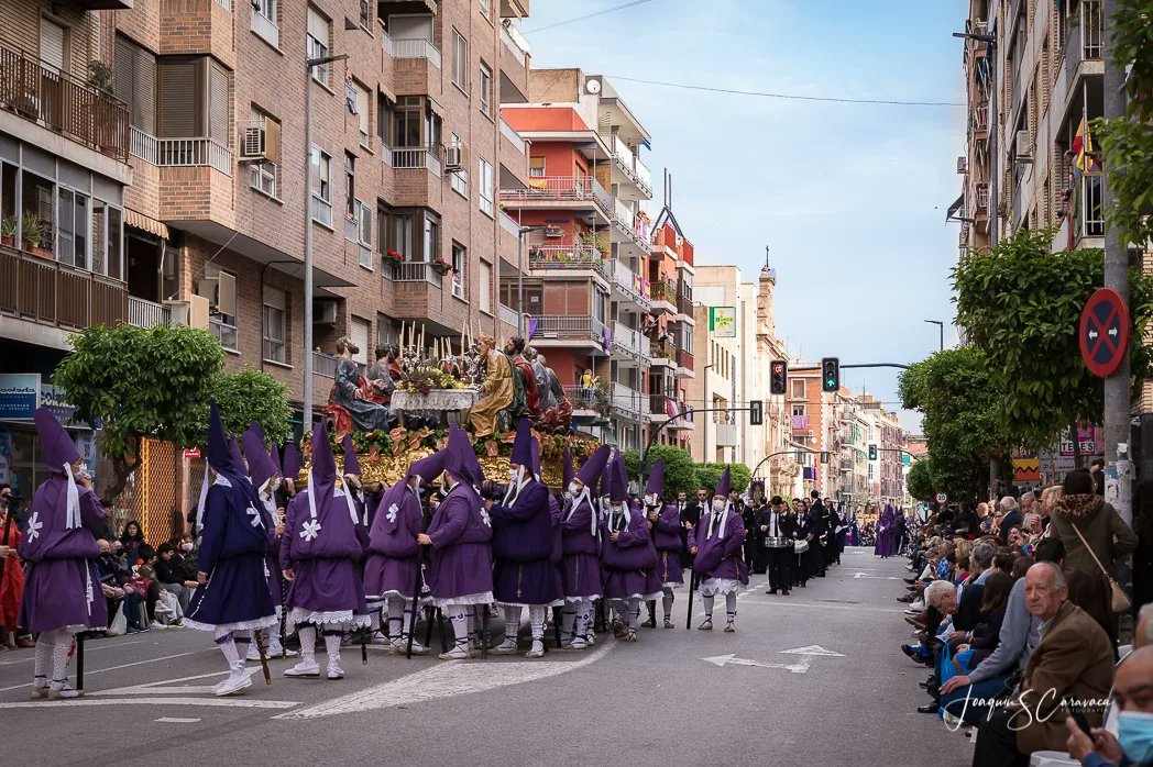 ambeniajan's tweet photo. VIERNES SANTO

Un año más, y después de tres años sin poder hacerlo, ayer nuestra banda acompañaba a la hermandad de la Santa Cena de @NPJesusMurcia

Como siempre, es un placer poder disfrutar de esta mañana de arte en las calles de nuestra ciudad.

#AMB #ORGULLOAMB https://t.co/fY1sGU4TQW