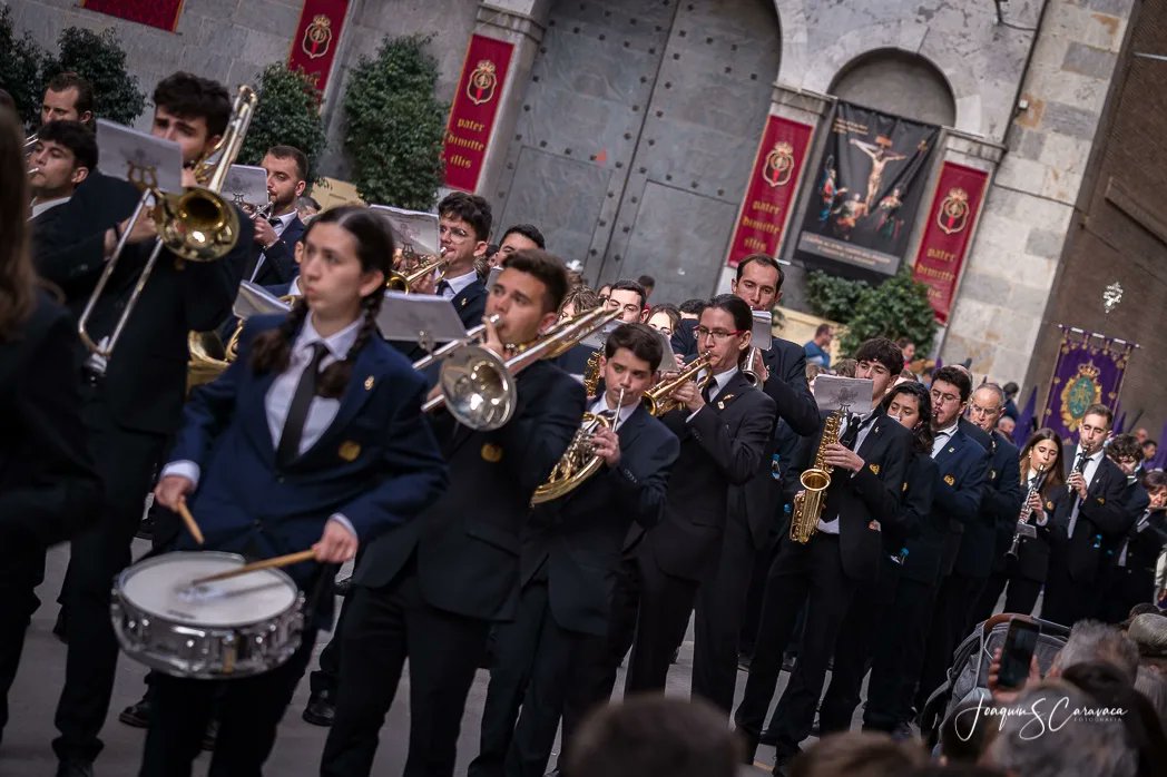 ambeniajan's tweet photo. VIERNES SANTO

Un año más, y después de tres años sin poder hacerlo, ayer nuestra banda acompañaba a la hermandad de la Santa Cena de @NPJesusMurcia

Como siempre, es un placer poder disfrutar de esta mañana de arte en las calles de nuestra ciudad.

#AMB #ORGULLOAMB https://t.co/fY1sGU4TQW