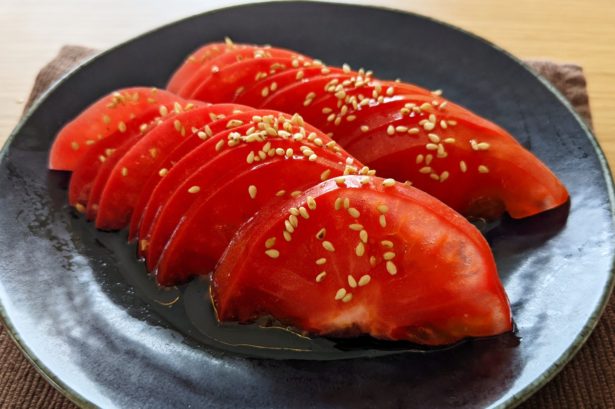 ハマごはん お手軽レシピ お家居酒屋 とまとスライスナムル とまとをスライスする 醤油 お酢 ごま油 白ごま 砂糖を混ぜる とまとに をかけて白ごまを振って完成 甘酸っぱいトマトとごま油の風味がたまらない特製ダレがめちゃくちゃ合う