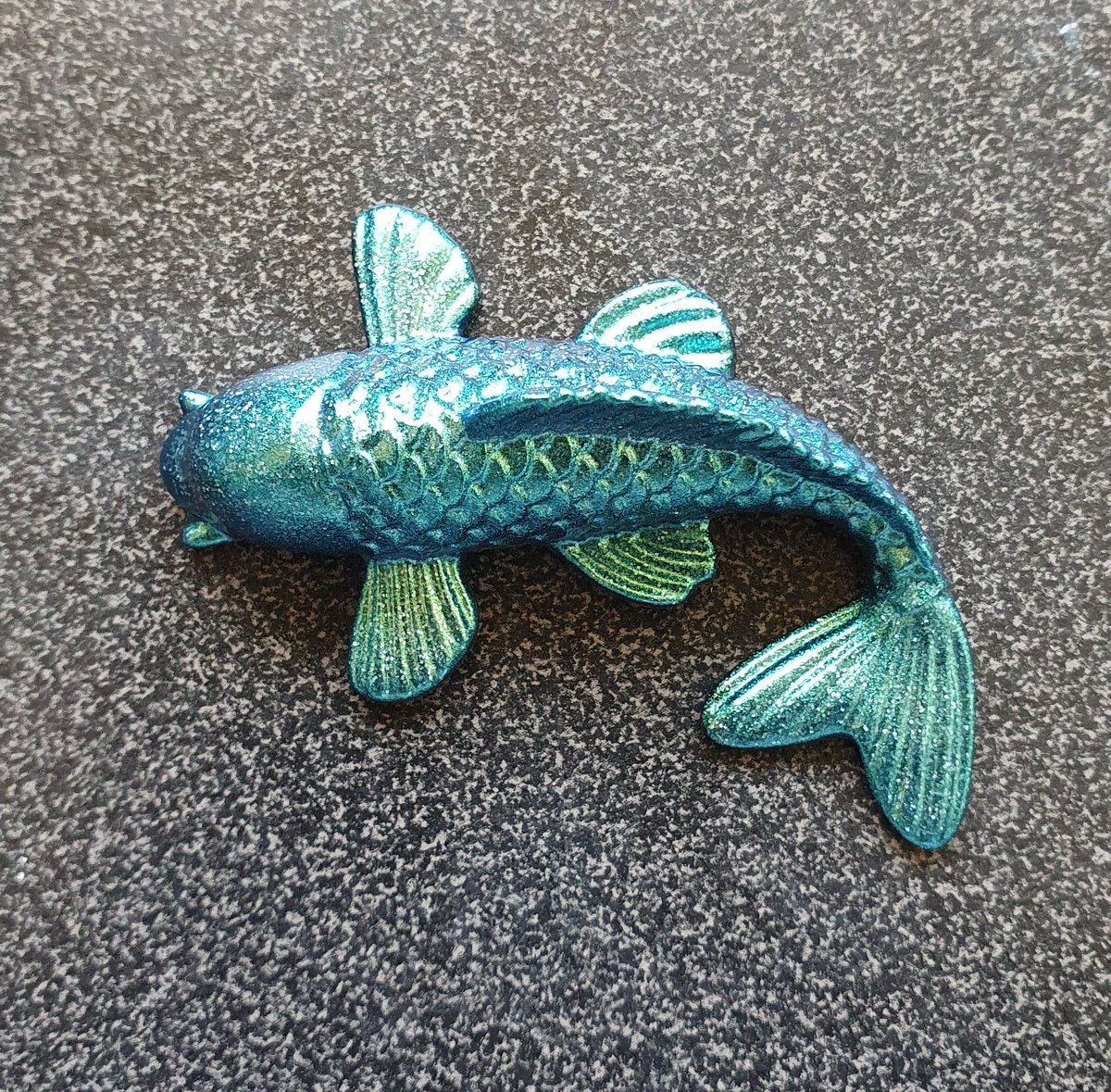 StrayskiResin's tweet photo. Fishie no2!

Mould was dry painted with Let's Resin chameleon mica powder. Then mixed black mica with fine silver glitter. 

#resinartwork #resinofinstagram #resinart #resincharms #resinobsession #resin #resincraft #resincasting #fish #letsresin #silver #Glitter https://t.co/Q6fkzrHtUL