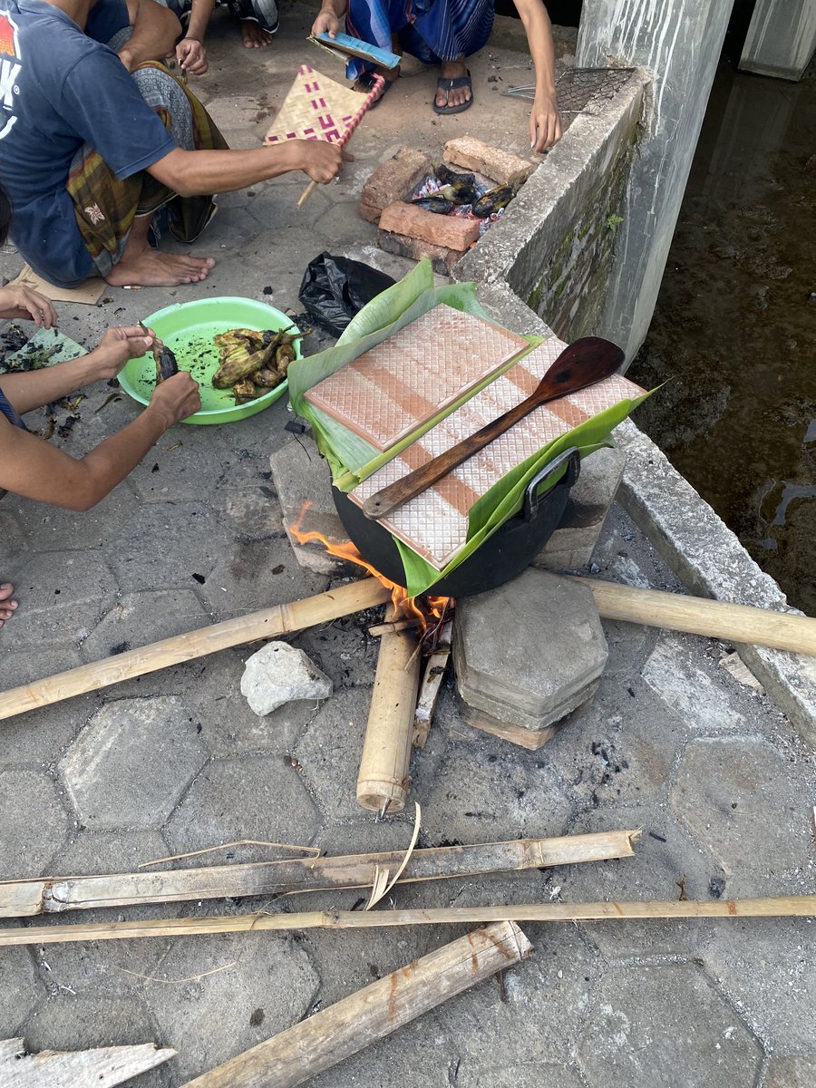 Di sudut
Bukan sudut kerling wanita yang laki2 bertekuk lutut ala Ismail Marzuki atau sudut bibir yang Sam Samiun menghirup seteguk senyum, tapi
di sudut komplek, kang2 santri membakar terong. Saya tanya, berapa anggota ? Katanya 30 an.