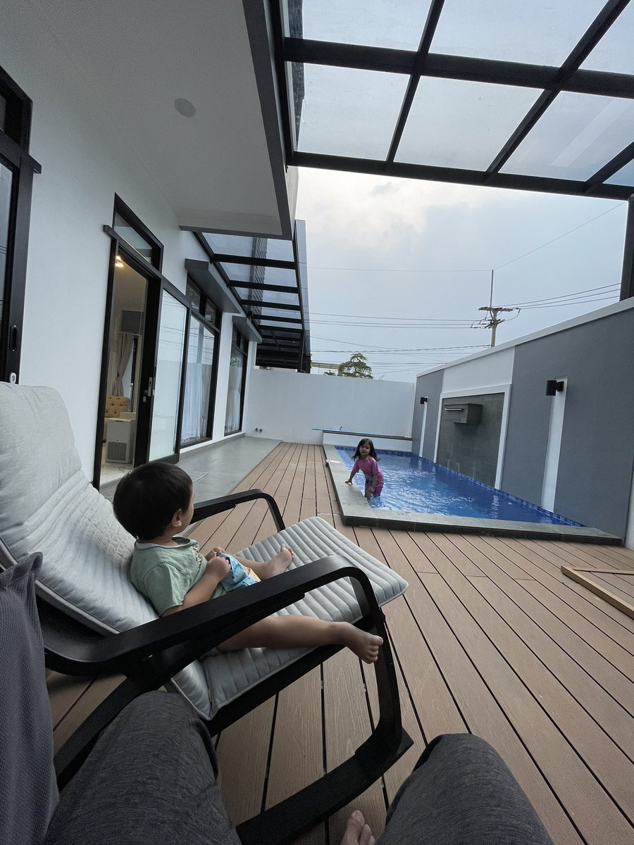 dymash's tweet photo. dulu bapakmu kalo mau renang nunggu hujan deres nak, biasanya got depan rumah luber2 airnya bs buat berenang.. eyangmu biasanya ngomel2 kalo kelamaan.. Rahimahullah Rahmatan Wasi’atan… https://t.co/9P4FyHlsZ7