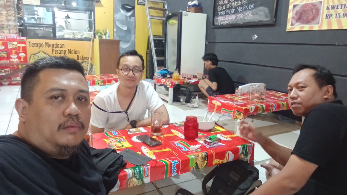 Sahur bersama tadi malem. Monmaap kalo pada muka bantal yaaa 😅