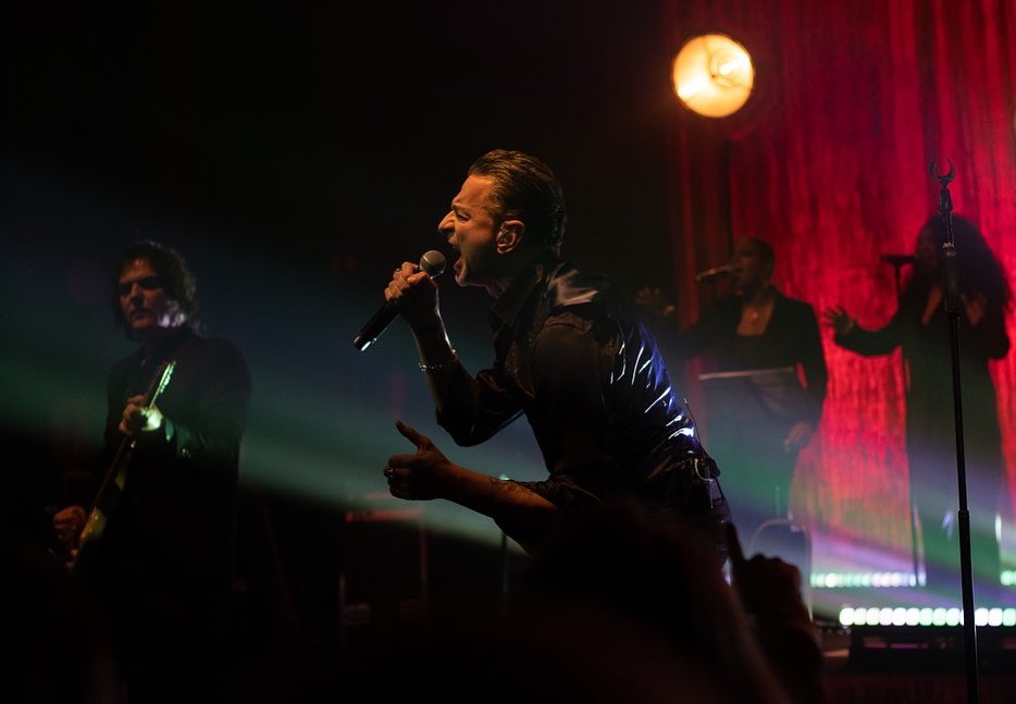 karolinawebb's tweet photo. Love the album, here are few shots I managed to sneak in at London’s Shepherd’s Bush gig.
#Imposter #Soulsavers #DaveGahan https://t.co/uzR4v3RXpi