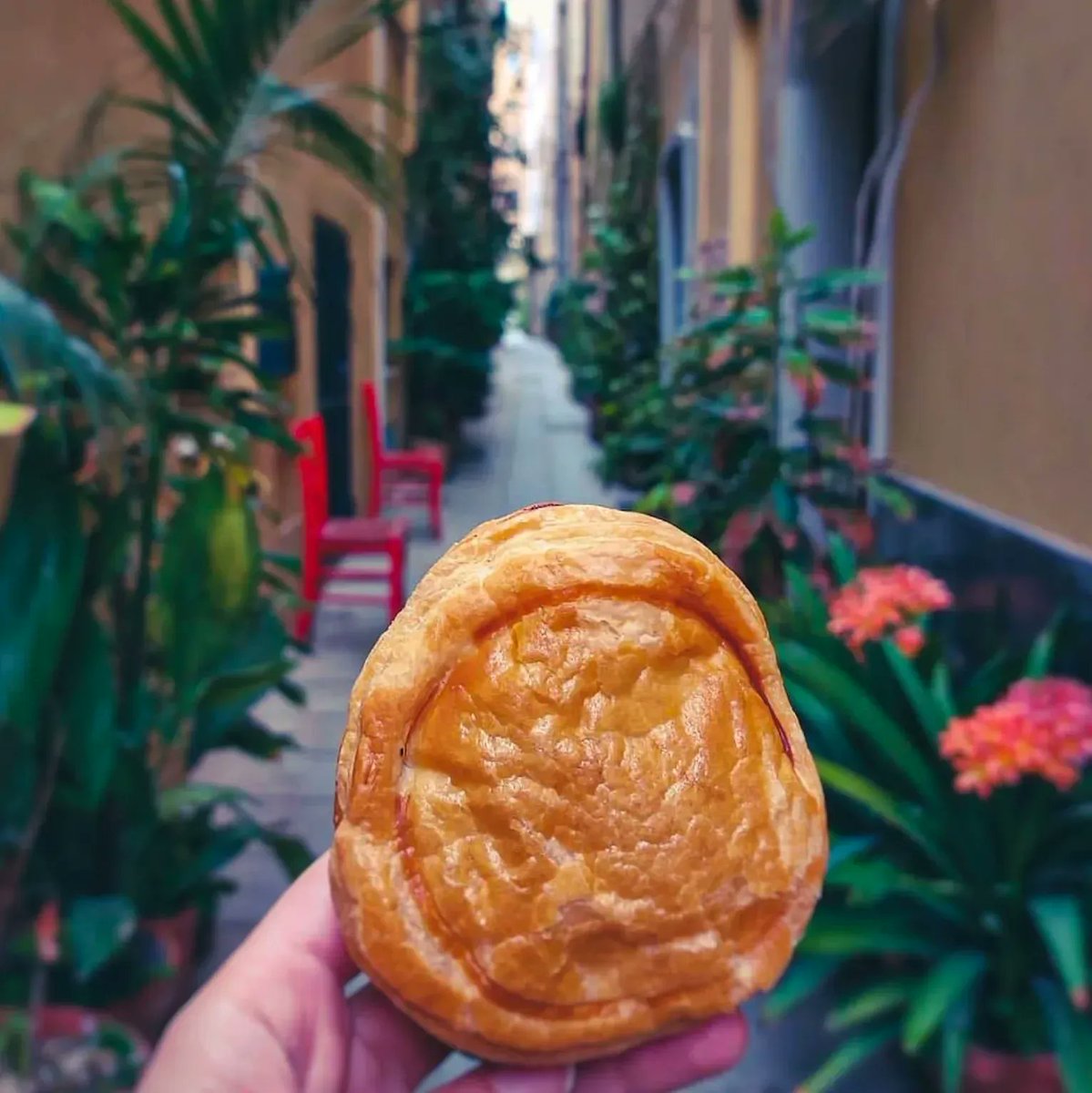 cagliariturismo's tweet photo. 🥇 La pizzetta sfoglia è stata riconosciuta dal Ministero delle Politiche Agricole, Alimentari e Forestali come prodotto agroalimentare tradizionale. Un bel traguardo per la merenda più amata di #Cagliari, specialità irrinunciabile per i residenti e per i  numerosi vacanzieri. https://t.co/1vYCmLDwHz