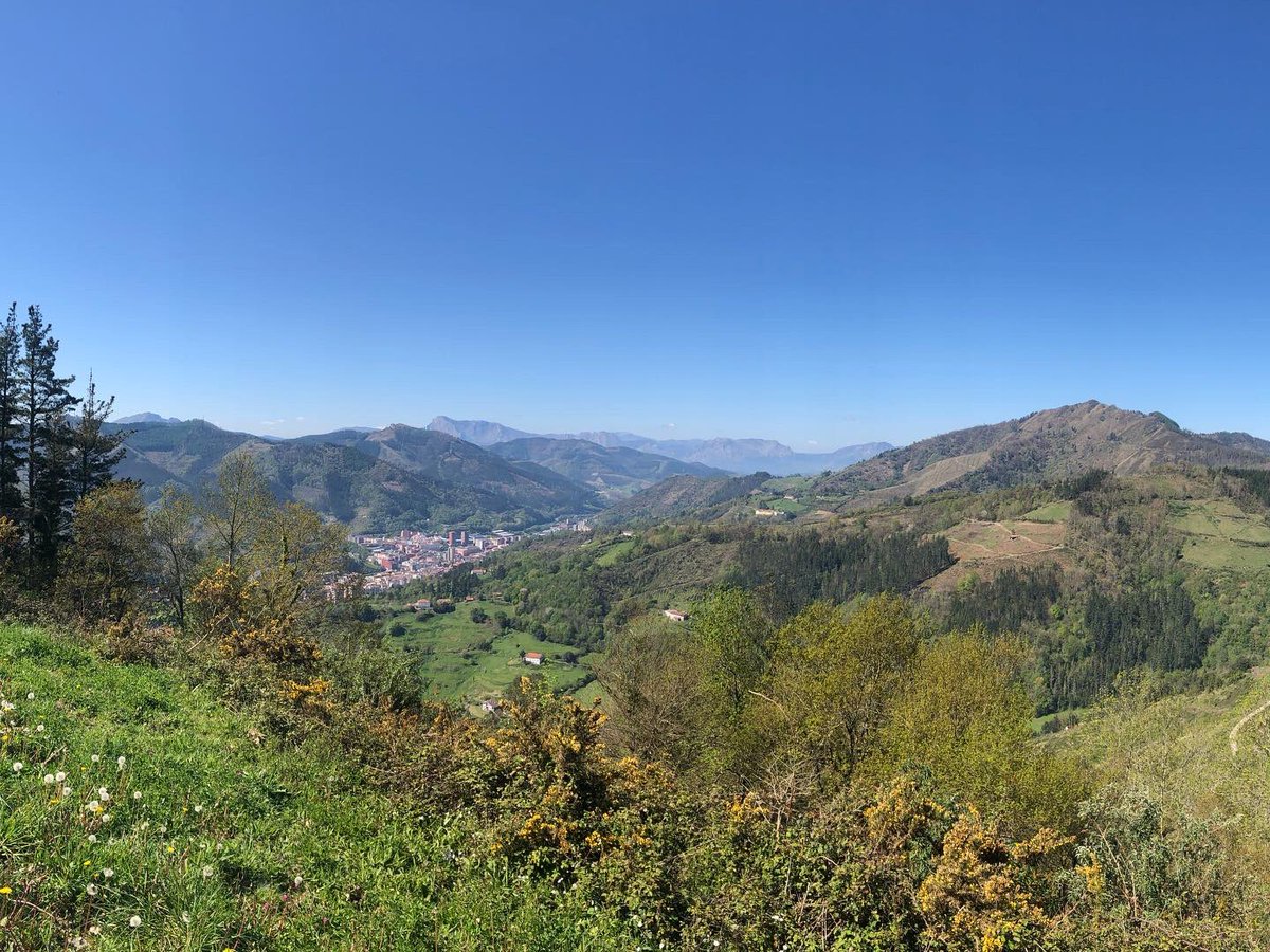 ToniBarreraEsco's tweet image. Migdia del #DissabteSant amb temps assolellat i dia esplèndid des de la Creu d’#Arrate (Arrateko Kurutzia) #Eibar #Guipúscoa #Gipuzkoa #PaísBasc #Euskadi. Al matí, però, hi havia molta boira.