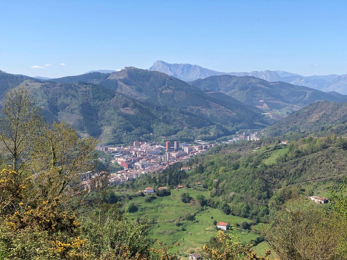 ToniBarreraEsco's tweet image. Migdia del #DissabteSant amb temps assolellat i dia esplèndid des de la Creu d’#Arrate (Arrateko Kurutzia) #Eibar #Guipúscoa #Gipuzkoa #PaísBasc #Euskadi. Al matí, però, hi havia molta boira.