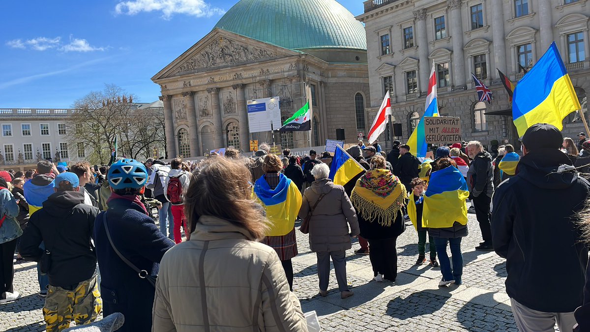 TeacherTokaryk's tweet photo. #bebelplatz #antikriegsdemo #UkraineUnderAttack #Berlin #Syria https://t.co/wOZ9tXTe0Z