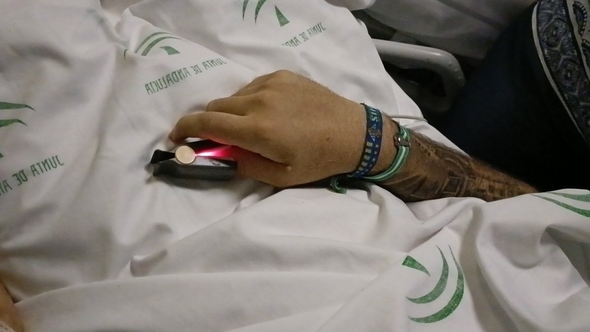 BUENAS <a href="/BorjaIglesias9/">Borja Iglesias</a> <a href="/RealBetis/">Real Betis Balompié 🌴💚</a> por favor me ayudas a pasar este mal trago? Tengo a mi hermano ingresado y el sábado para lo copa teníamos pensado ir a Sevilla para apoyaros  y por las circunstancias no podremos ayúdale a pasar este mal trago 🙏 es muy fan tuyo <a href="/BorjaIglesias9/">Borja Iglesias</a>