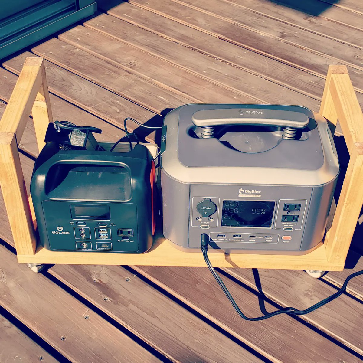 yitengzhishu's tweet photo. 久しぶりのDIYです
最近ポータブル電源を導入しました
でもリン酸鉄リチウムなので重い!
そこで持ちやすく両横に衝立兼持ちて枠を付けてキャスターで動く台を作成
仕上げはBRIWAXでちょっとアンティーク風
#diy #diybeginner #woodworking #woodworkingbeginner #portablebattery #ポータブル電源 https://t.co/3n6hcgfho4