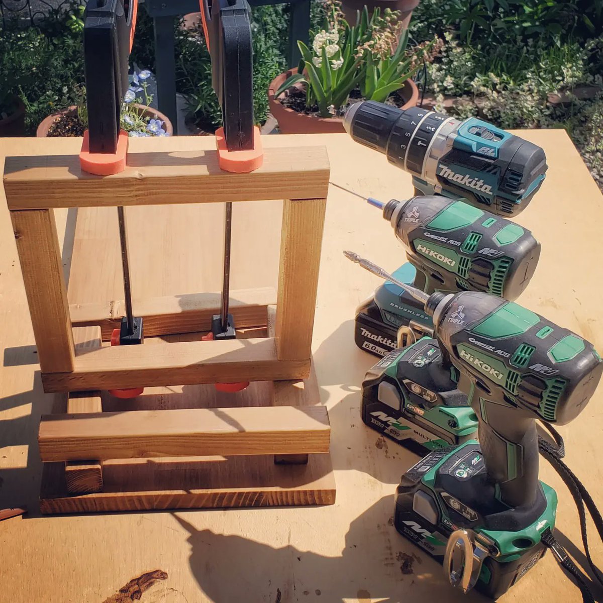 yitengzhishu's tweet photo. 久しぶりのDIYです
最近ポータブル電源を導入しました
でもリン酸鉄リチウムなので重い!
そこで持ちやすく両横に衝立兼持ちて枠を付けてキャスターで動く台を作成
仕上げはBRIWAXでちょっとアンティーク風
#diy #diybeginner #woodworking #woodworkingbeginner #portablebattery #ポータブル電源 https://t.co/3n6hcgfho4
