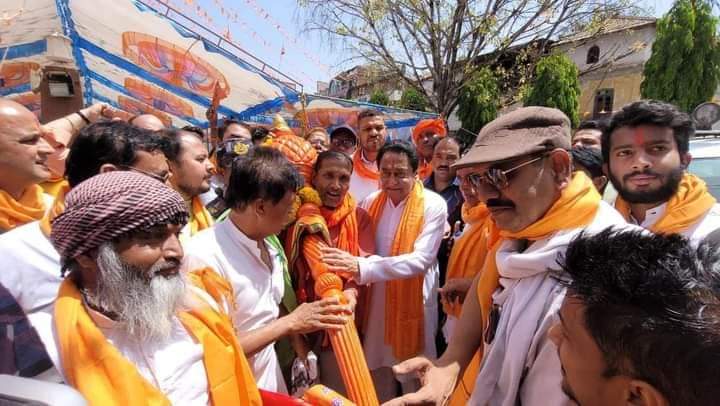 आज छिंदवाड़ा में हनुमान जी की गदा यात्रा का शुभारंभ किया।

यह यात्रा बड़ी माता मंदिर से निकलकर विभिन्न क्षेत्रों में भ्रमण करते हुए सिमरिया मंदिर में समाप्त होगी।

|| ॐ हं हनुमतये नम: |