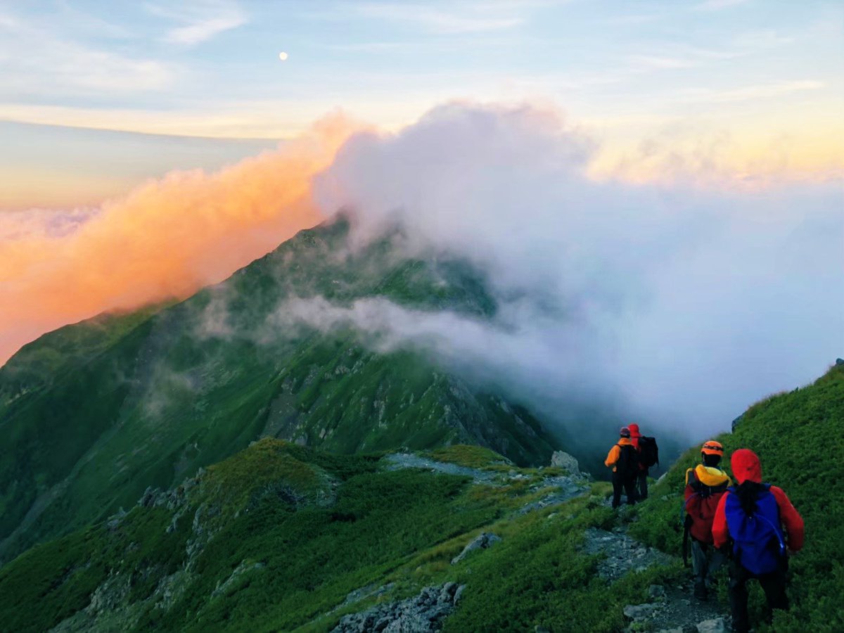 1920_wac's tweet photo. 「縦走登山」

山を繋いで山脈を踏破する登山スタイル。ピークハントと違い、様々な山を登り山域・山脈ごと楽しめる。
日数が必要なため、時間のある学生だからこそできる登山。

山岳部では、夏に3000m級が連なる日本アルプスなどで縦走をします！日本が誇る中部山岳国立公園の大自然を堪能できます！ https://t.co/PunUjO5GlK