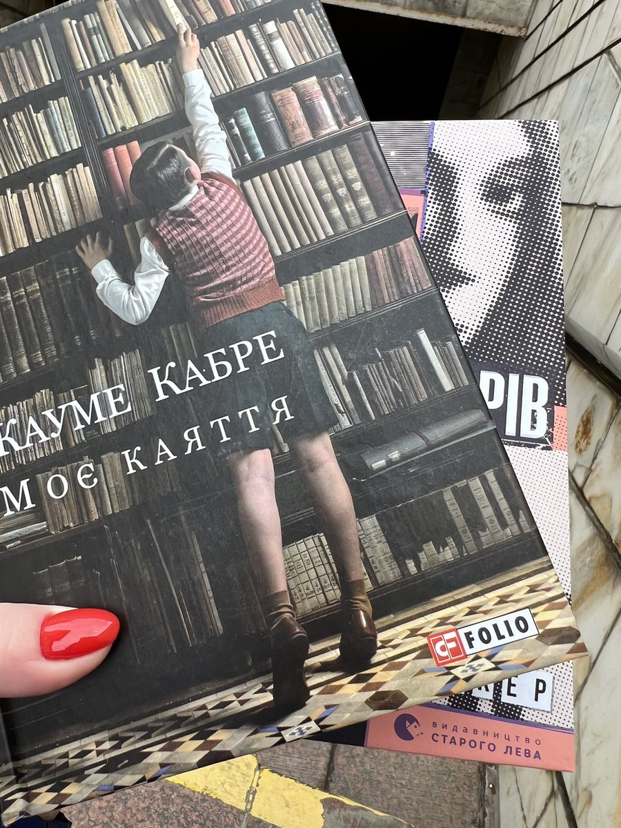 4:20 pm in #Kyiv 

On my way home. And yes, I found open bookshop. I almost cried. 
Have you ever wanted to cry by visiting bookshop? 

I started to enjoy simple things. I’m happy. 
Have you even been happy after visiting bookshop?