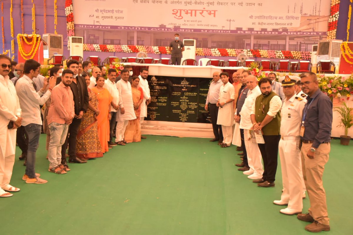 CMOGuj's tweet photo. મુખ્યમંત્રીશ્રી ભૂપેન્દ્ર પટેલ અને કેન્દ્રીય નાગરિક ઉડ્યન મંત્રીશ્રી જ્યોતિરાદિત્ય સિંધિયાના હસ્તે આજે કેશોદ અને મુંબઇ વચ્��ે વ્યાવસાયીક હવાઇ સેવાનો પ્રારંભ કરવામાં આવ્યો હતો. આ સાથે બંને મહાનુભાવો દ્વારા કેશોદ એરપોર્ટ પર આધુનિક સેવા-સુવિધાઓનું ઉદ્ઘાટન પણ કરવામાં આવ્યું હતું. https://t.co/ClCvEFHKIv
