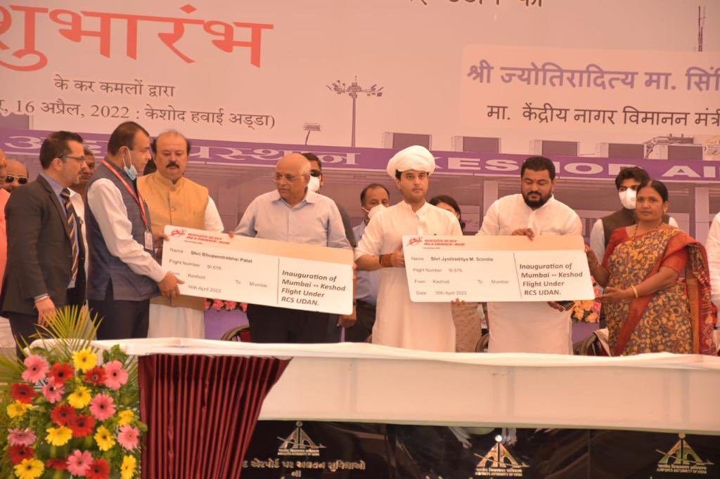 CMOGuj's tweet photo. મુખ્યમંત્રીશ્રી ભૂપેન્દ્ર પટેલ અને કેન્દ્રીય નાગરિક ઉડ્યન મંત્રીશ્રી જ્યોતિરાદિત્ય સિંધિયાના હસ્તે આજે કેશોદ અને મુંબઇ વચ્��ે વ્યાવસાયીક હવાઇ સેવાનો પ્રારંભ કરવામાં આવ્યો હતો. આ સાથે બંને મહાનુભાવો દ્વારા કેશોદ એરપોર્ટ પર આધુનિક સેવા-સુવિધાઓનું ઉદ્ઘાટન પણ કરવામાં આવ્યું હતું. https://t.co/ClCvEFHKIv