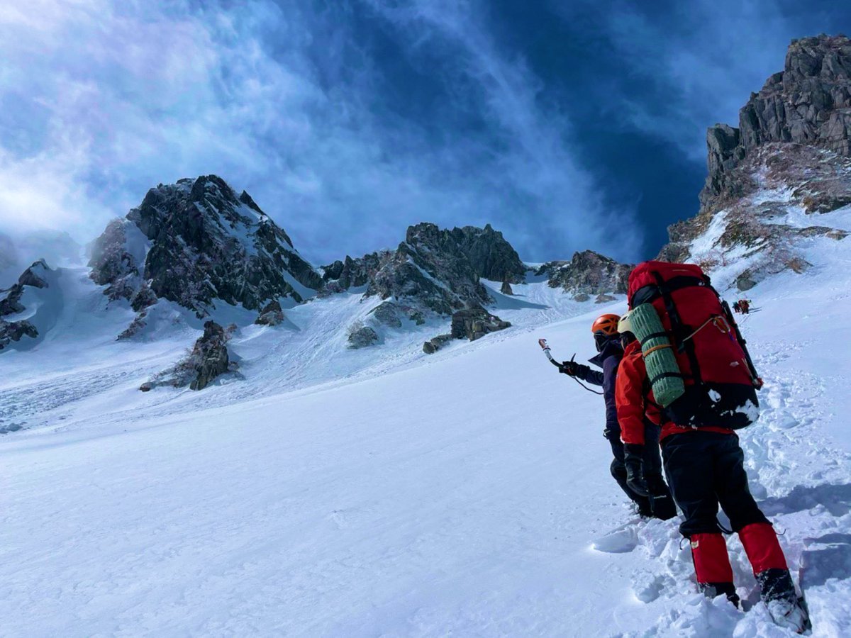1920_wac's tweet photo. 「雪山登山」

登山道も植物も全て雪で埋まり、生命の気配は一切ない、雪と氷と自分だけしか存在しない世界。自らが開拓者となり、雪を掻き分け、道を切り開いていく。

困難な分だけ、山頂に辿り着いた瞬間の達成感がハンパない！！
そして、命のありがたみを痛感する。

下山後の温泉は格別♨️ https://t.co/PoYI8tOnMG