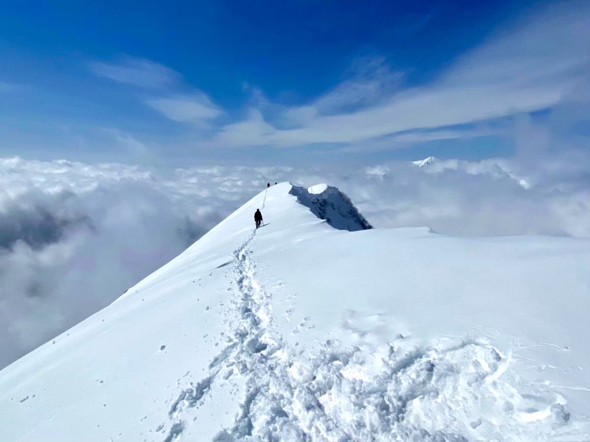 1920_wac's tweet photo. 「雪山登山」

登山道も植物も全て雪で埋まり、生命の気配は一切ない、雪と氷と自分だけしか存在しない世界。自らが開拓者となり、雪を掻き分け、道を切り開いていく。

困難な分だけ、山頂に辿り着いた瞬間の達成感がハンパない！！
そして、命のありがたみを痛感する。

下山後の温泉は格別♨️ https://t.co/PoYI8tOnMG
