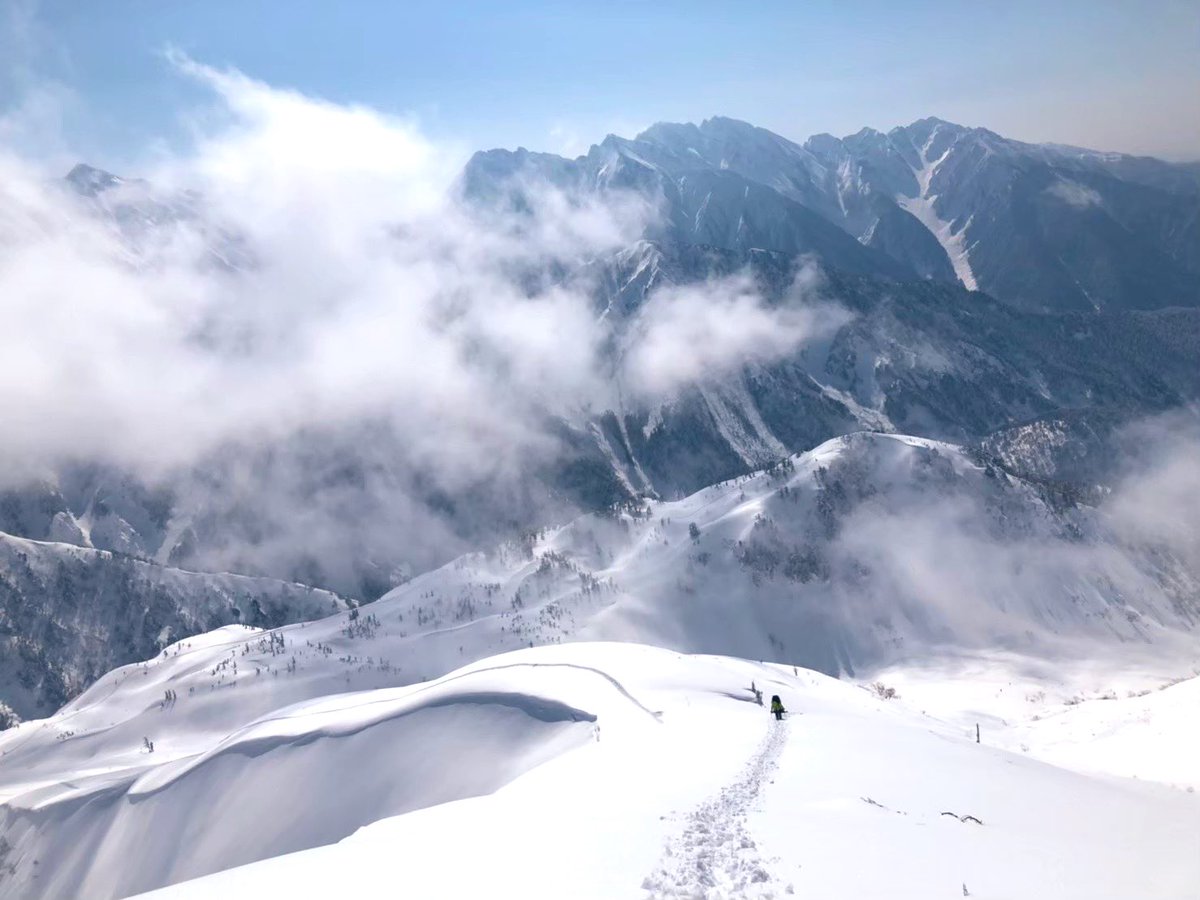 1920_wac's tweet photo. 「雪山登山」

登山道も植物も全て雪で埋まり、生命の気配は一切ない、雪と氷と自分だけしか存在しない世界。自らが開拓者となり、雪を掻き分け、道を切り開いていく。

困難な分だけ、山頂に辿り着いた瞬間の達成感がハンパない！！
そして、命のありがたみを痛感する。

下山後の温泉は格別♨️ https://t.co/PoYI8tOnMG