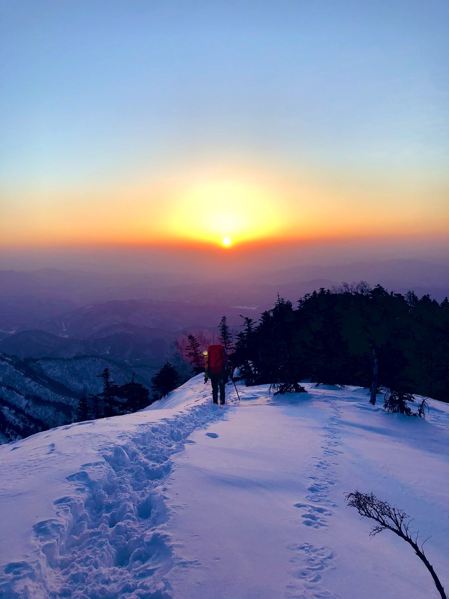 1920_wac's tweet photo. 「雪山登山」

登山道も植物も全て雪で埋まり、生命の気配は一切ない、雪と氷と自分だけしか存在しない世界。自らが開拓者となり、雪を掻き分け、道を切り開いていく。

困難な分だけ、山頂に辿り着いた瞬間の達成感がハンパない！！
そして、命のありがたみを痛感する。

下山後の温泉は格別♨️ https://t.co/PoYI8tOnMG