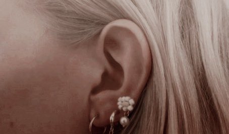 “ We lay here for years or for hours, so long we become 𝒕𝒉𝒆 𝒇𝒍𝒐𝒘𝒆𝒓𝒔. ”

                   𝑨𝒍𝒊𝒄𝒆 𝑳𝒐𝒏𝒈𝒃𝒐𝒕𝒕𝒐𝒎 𝑰𝑰